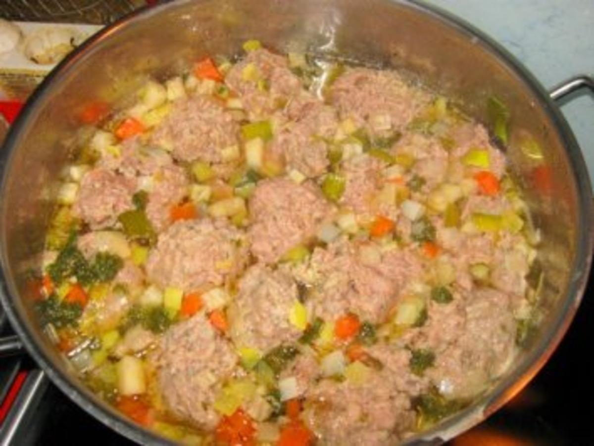 Lebernocken in herzhafter klarer Suppe mit Gemüsewürfel - Rezept - Bild Nr. 5