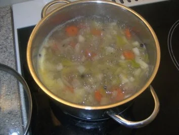 Fischsuppe  frei nach Schn,,,,,,,,,,,,,,  ;-)   als kleine Vorsuppe - Rezept