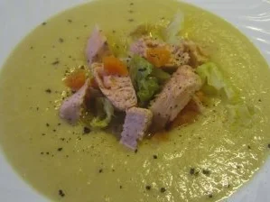 Rezept: Cremiges Gemüsesüppchen mit Wildlachs Cremiges Gemüsesüppchen mit Wildlachs - Rezept