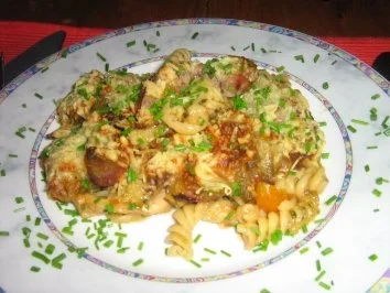 Nudelpfanne mit Rolladenröllchen und Speckböhnen überbacken - Rezept