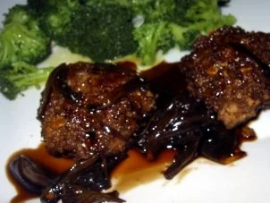 Bouletten mit Schalotten-Balsamicosauce und Broccoli - Rezept