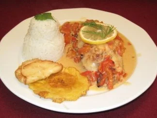 Rezept: Zackenbarschfilet auf Kokosnusssoße mit Reis, Bananen und Yucca Zackenbarschfilet auf Kokosnusssoße mit Reis, Bananen und Yucca - Rezept