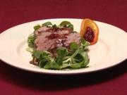 Kalte Entenbrust auf gespecktem Feldsalat mit Preiselbeer-Balsamico - Rezept