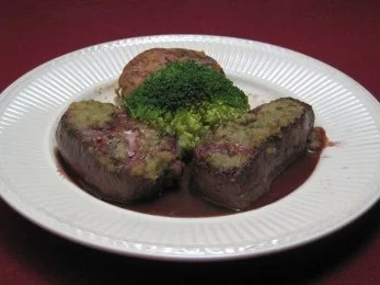 Hirschmedaillons unter der Korianderkruste mit Kräuterrösti u. Pfifferlingen - Rezept