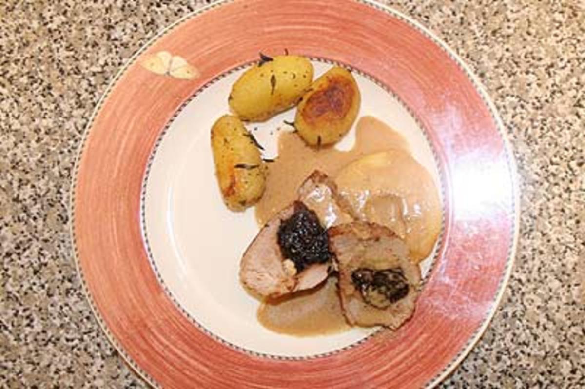 Bilder für Gefülltes Schweinefilet mit Pflaumen und Mandeln - Rezept