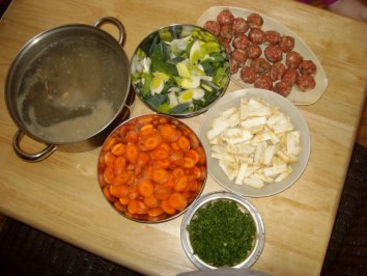 Gemüsesuppe mit Rindfleisch &amp; Hackbällchen - Rezept - kochbar.de