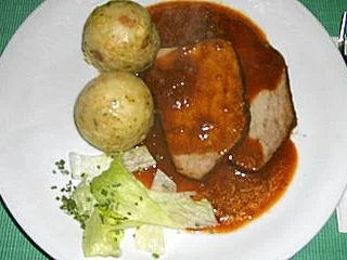 Schweinebraten mit viel Zwiebeln - Rezept