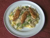 Hähnchenfilet auf Bandnudeln und Kaiserschoten - Dattel - Sahnesoße - Rezept