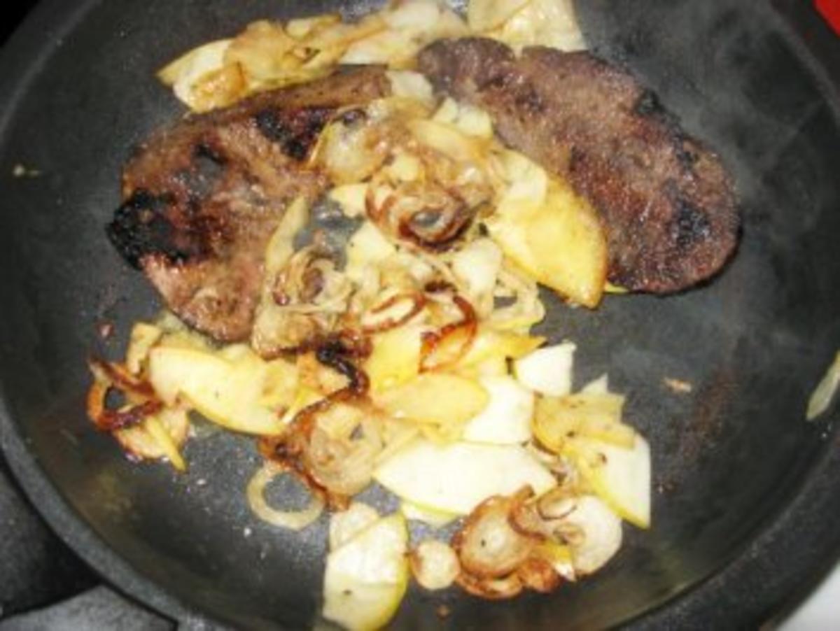 Gebratene Leber mit Apfel und Zwiebel auf Brot .... - Rezept - kochbar.de