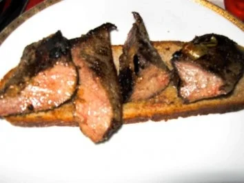 Gebratene Leber mit Apfel und Zwiebel auf Brot .... - Rezept - Bild Nr. 2