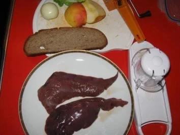 Gebratene Leber mit Apfel und Zwiebel auf Brot .... - Rezept - Bild Nr. 3