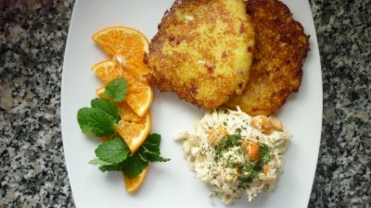 Parmesan-Panchetta-Reibekuchen an Spitzkohl-Kumquats-Salat - Rezept