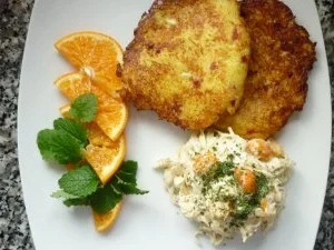 Parmesan-Panchetta-Reibekuchen an Spitzkohl-Kumquats-Salat - Rezept