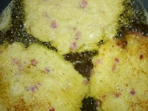 Parmesan-Panchetta-Reibekuchen an Spitzkohl-Kumquats-Salat - Rezept - Bild Nr. 2