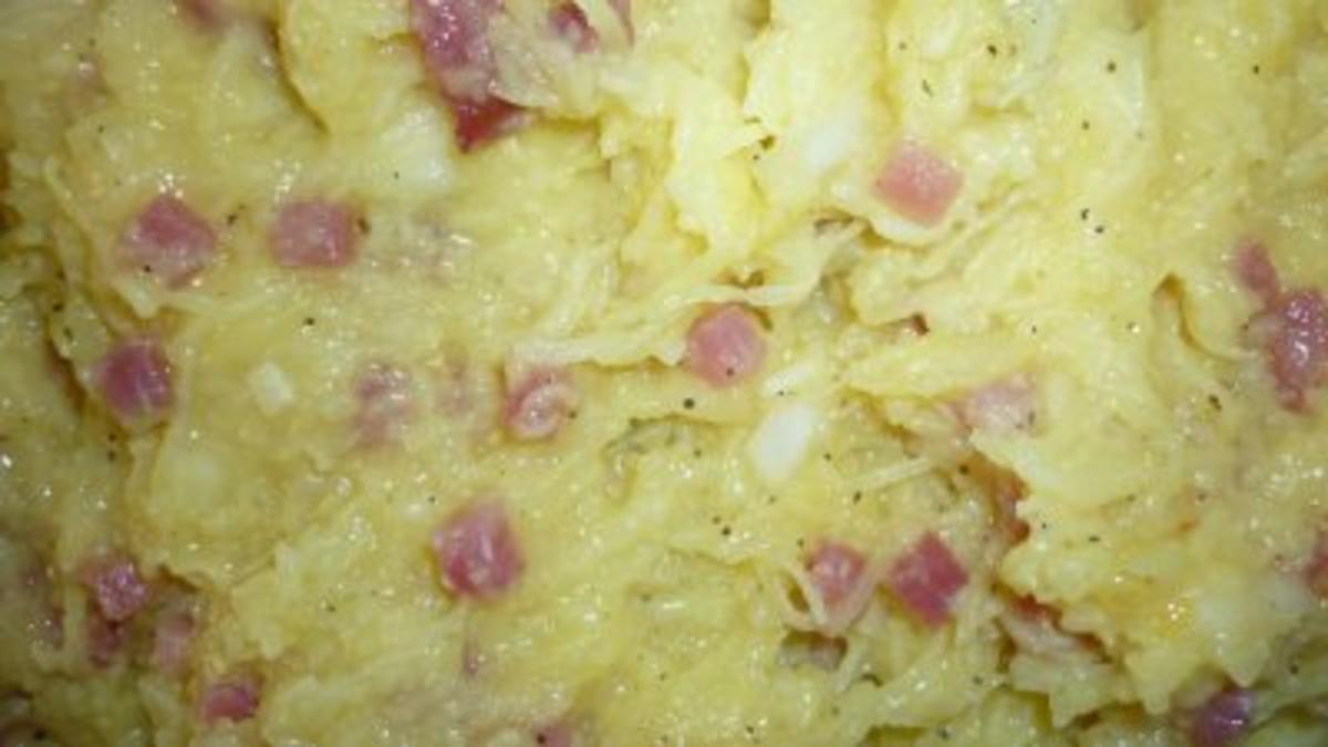 Parmesan-Panchetta-Reibekuchen an Spitzkohl-Kumquats-Salat - Rezept - Bild Nr. 3