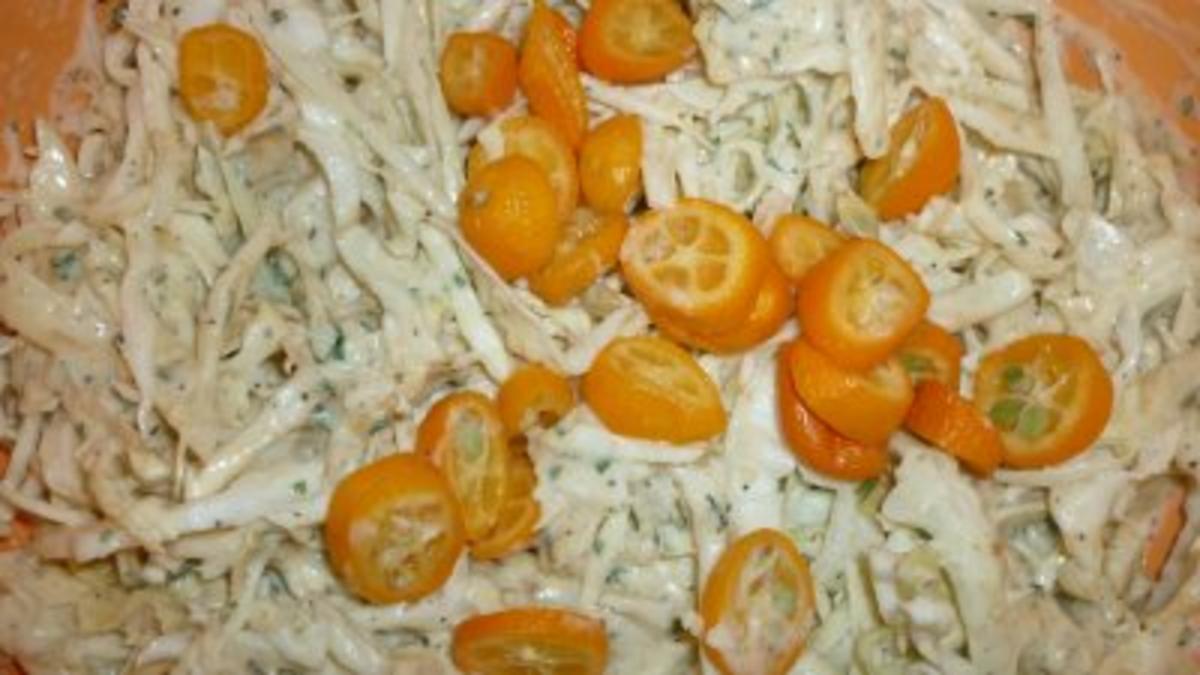 Parmesan-Panchetta-Reibekuchen an Spitzkohl-Kumquats-Salat - Rezept - Bild Nr. 4