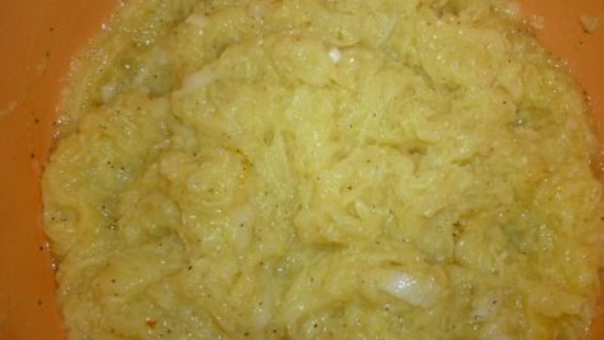 Parmesan-Panchetta-Reibekuchen an Spitzkohl-Kumquats-Salat - Rezept - Bild Nr. 6