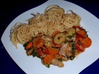 Rezept: Filet-Gemüse-Pfanne mit Spaghettitürmchen Filet-Gemüse-Pfanne mit Spaghettitürmchen - Rezept