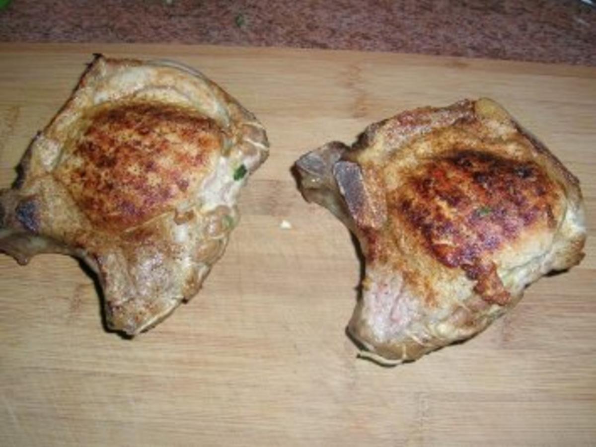 Gefüllte Koteletts im Champignonbett mit Rosmarin Kartoffeln - einfach ...