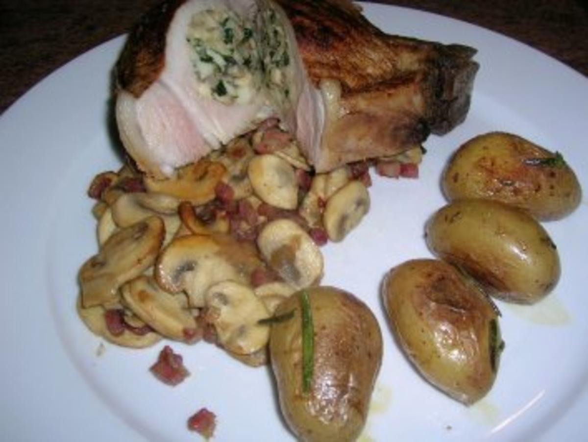 gefüllte Koteletts im Champignonbett mit Rosmarin Kartoffeln - Rezept
