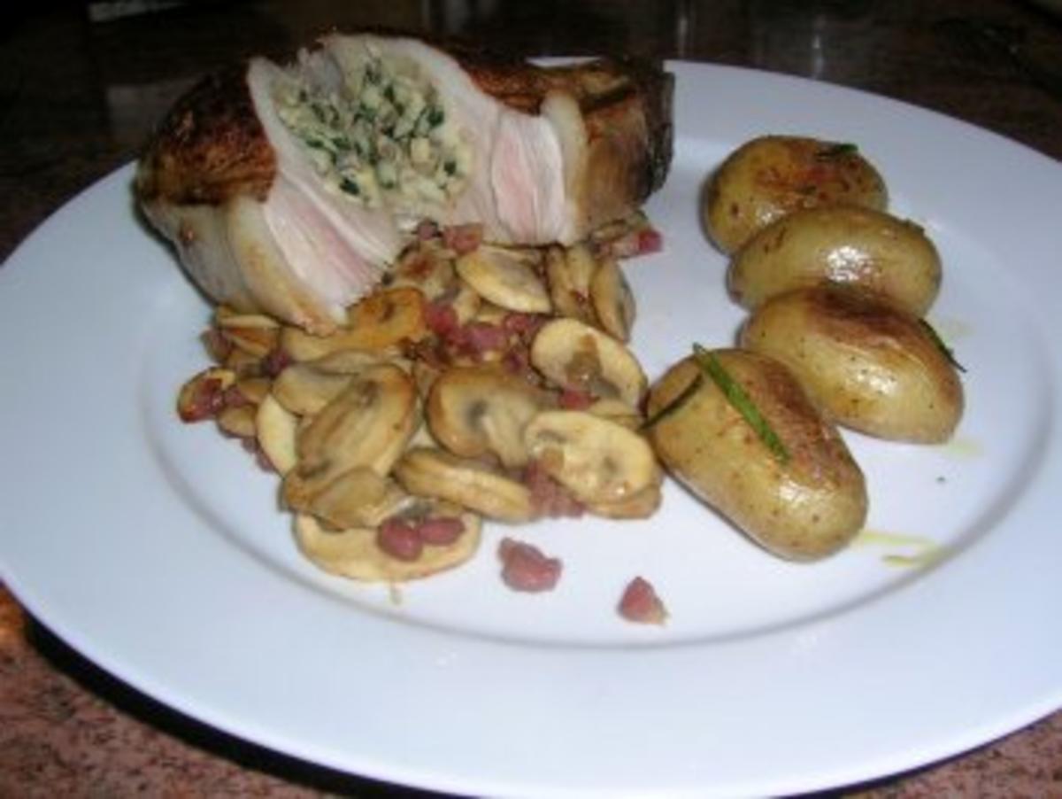 gefüllte Koteletts im Champignonbett mit Rosmarin Kartoffeln - Rezept - Bild Nr. 2