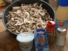 Champignons-Zwiebel-gedünstet mit Steaks - Rezept