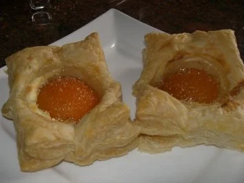 Rezept: Blätterteig: APRIKOSENTEILCHEN Blätterteig: APRIKOSENTEILCHEN - Rezept