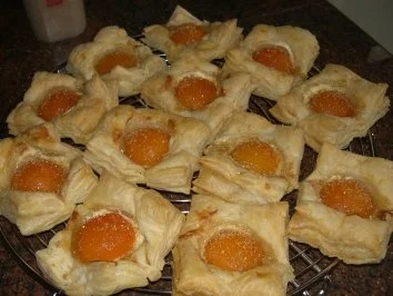 Rezept: Blätterteig: APRIKOSENTEILCHEN Bild Nr. 4 Blätterteig: APRIKOSENTEILCHEN - Rezept - Bild Nr. 4