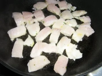 Pangasiusragout mit Ananas in einer Kräuter-Currysoße an Langkornreis - Rezept - Bild Nr. 3