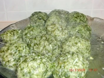 Rezept: Spinatknödel mit fruchtiger Tomatensoße Spinatknödel mit fruchtiger Tomatensoße - Rezept