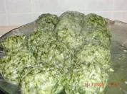 Rezept: Spinatknödel mit fruchtiger Tomatensoße Spinatknödel mit fruchtiger Tomatensoße - Rezept