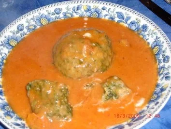 Rezept: Spinatknödel mit fruchtiger Tomatensoße Bild Nr. 3 Spinatknödel mit fruchtiger Tomatensoße - Rezept - Bild Nr. 3