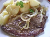 Kalbsleber mit Zwiebeln und Salzkartoffeln - Rezept