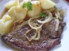 Kalbsleber mit Zwiebeln und Salzkartoffeln - Rezept