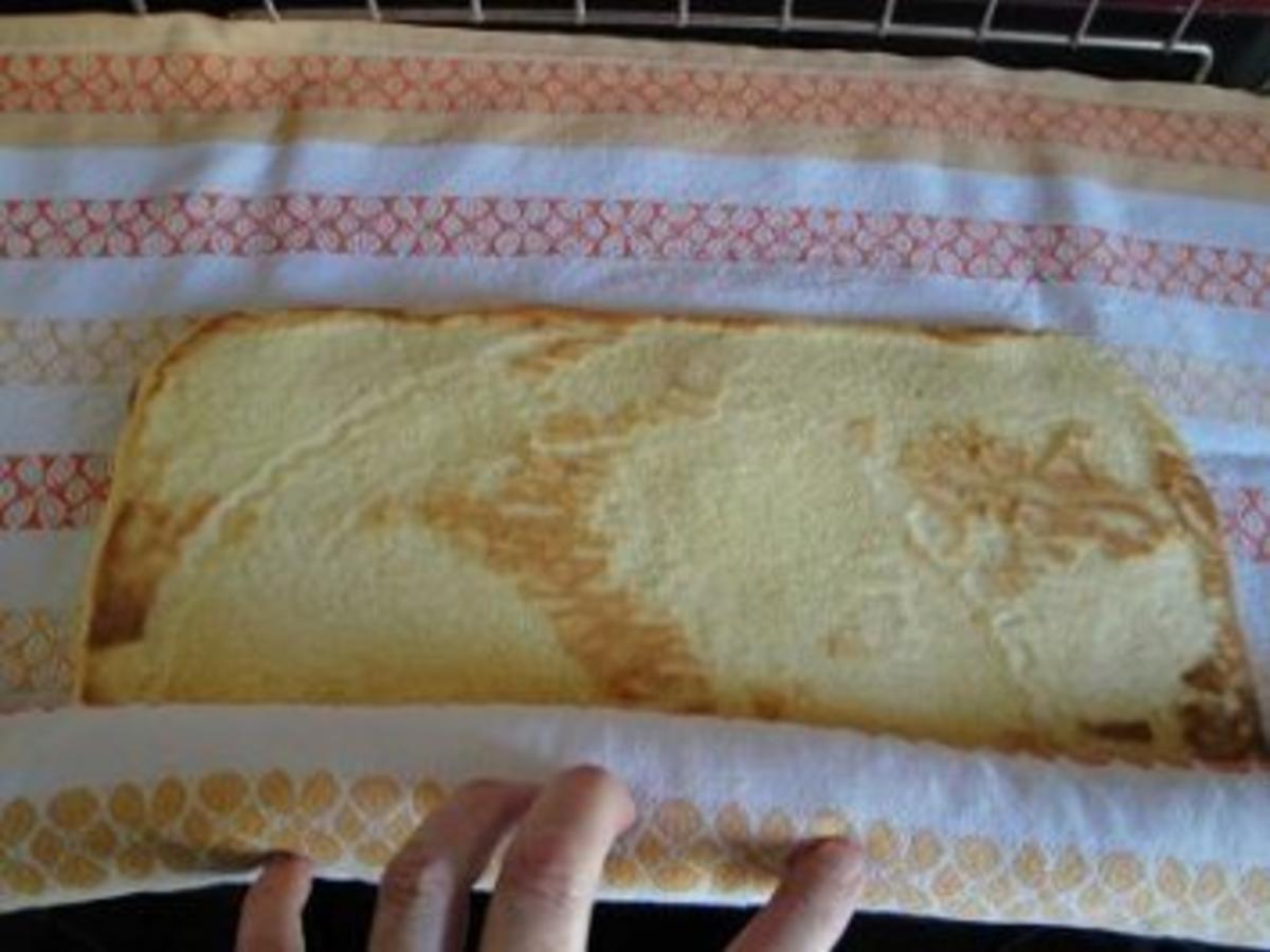 Biskuitroulade mit Erdbeeren - schnell &amp; einfach - von simu