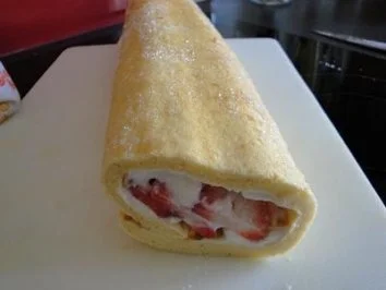 Biskuitroulade mit Erdbeeren - Rezept