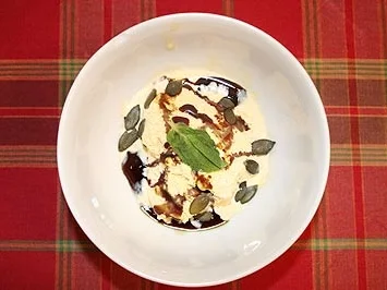 Rezept: Vanilleeis mit Kürbiskernöl, gerösteten Kürbiskernen und Pfefferminz Vanilleeis mit Kürbiskernöl, gerösteten Kürbiskernen und Pfefferminz - Rezept