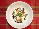 Vanilleeis mit Kürbiskernöl, gerösteten Kürbiskernen und Pfefferminz - Rezept