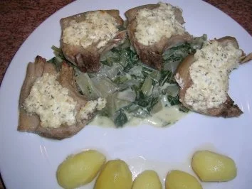 Spanferkelkotelettes überbacken auf Mangoldgemüse mit Drillingen - Rezept