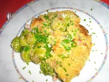 Rezept: Rosenkohlauflauf mit Schinken unter einer Semmelbrösel-Parmesankruste Rosenkohlauflauf mit Schinken unter einer Semmelbrösel-Parmesankruste - Rezept