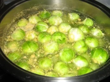 Rezept: Rosenkohlauflauf mit Schinken unter einer Semmelbrösel-Parmesankruste Bild Nr. 3 Rosenkohlauflauf mit Schinken unter einer Semmelbrösel-Parmesankruste - Rezept - Bild Nr. 3