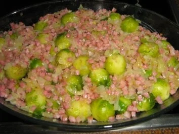 Rezept: Rosenkohlauflauf mit Schinken unter einer Semmelbrösel-Parmesankruste Bild Nr. 5 Rosenkohlauflauf mit Schinken unter einer Semmelbrösel-Parmesankruste - Rezept - Bild Nr. 5