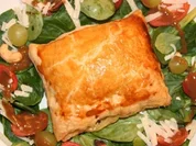 Blätterteigtaschen gefüllt mit Spinat, Feta und Pinien- kernen an Feldsalat - Rezept