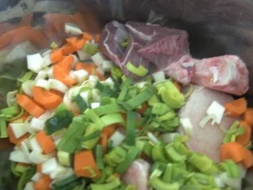 Graupensüppchen mit Rinderbeinscheibe und - Rezept - Bild Nr. 3