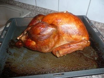 Krosse Pute an verschiedenen Gemüsen und Beilagen - Rezept