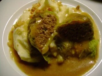 Hackfleisch: Wirsingrolle mit mediterraner Füllung - Rezept