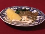 Steinbutt im Ganzen gegart mit Weißweinsoße an Blattspinat und Kartoffeln - Rezept