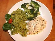 Lachsfilet in Basilikum–Sahnesoße mit grünen Bandnudeln - Rezept