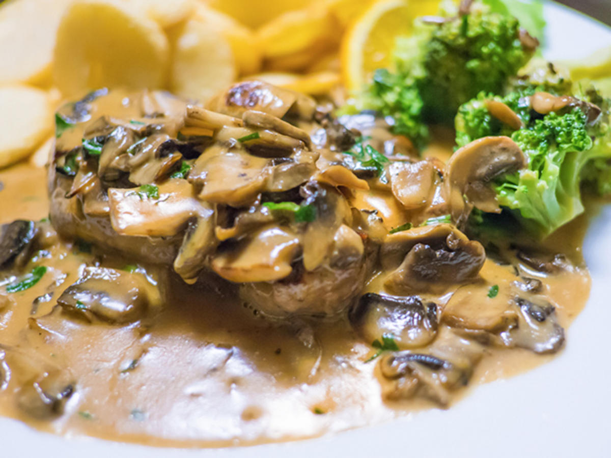 Schweinefilet mit Champignons und Soße aus dem Ofen