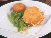 Smörebröd mit Krabbenrührei, gebackenen Champignons und wildem Ruccola (Ralph Morgenstern) - Rezept